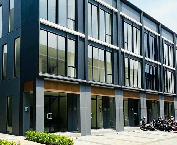 Ruko Modern Depan Jalan Raya – Cocok untuk Bank atau Retail